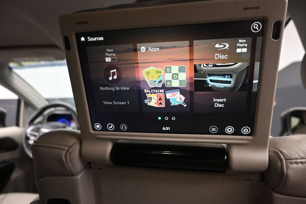 Used 2018 Gray Chrysler Touring L Plus image 11