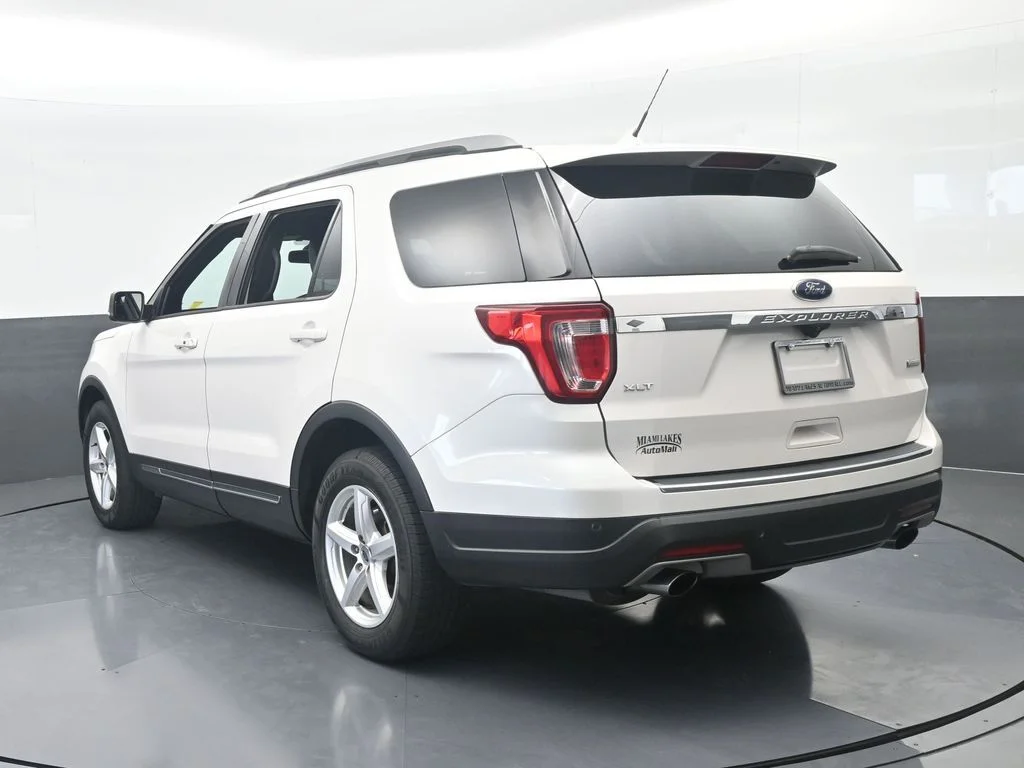 Used 2018 White Platinum Clearcoat Metallic Ford XLT image 3