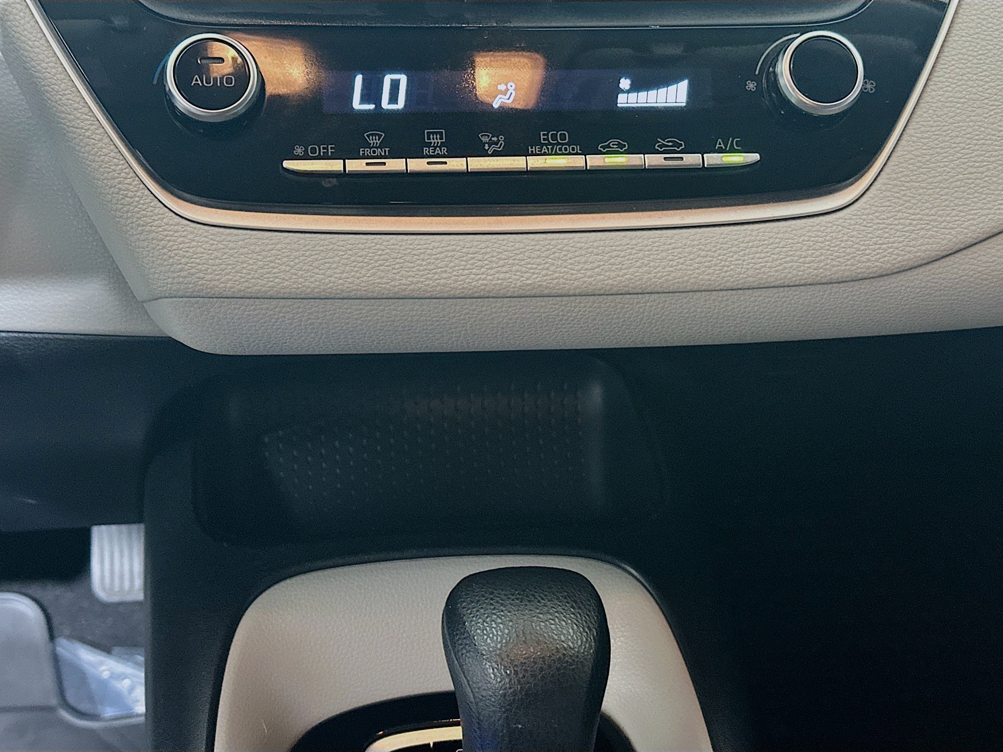 Used 2022 White Toyota LE image 22