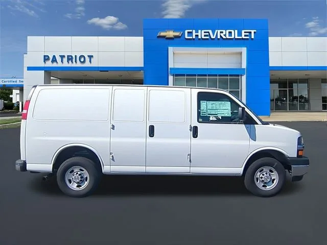 New 2024 Summit White Chevrolet WT image 4