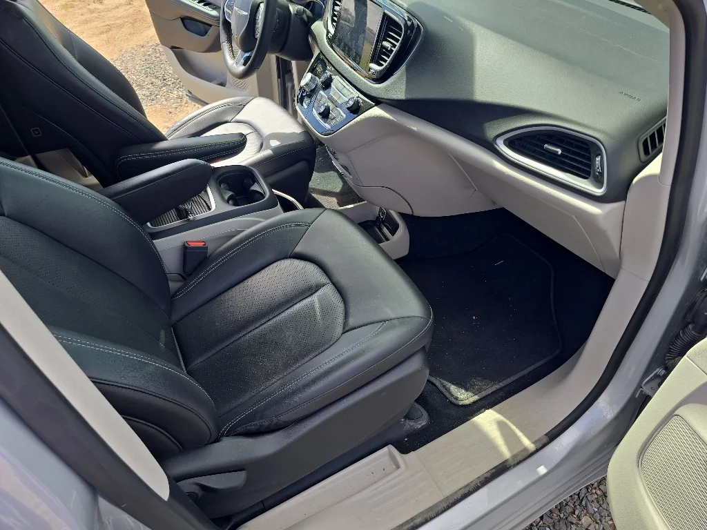 Used 2024 Silver Chrysler Touring L image 40