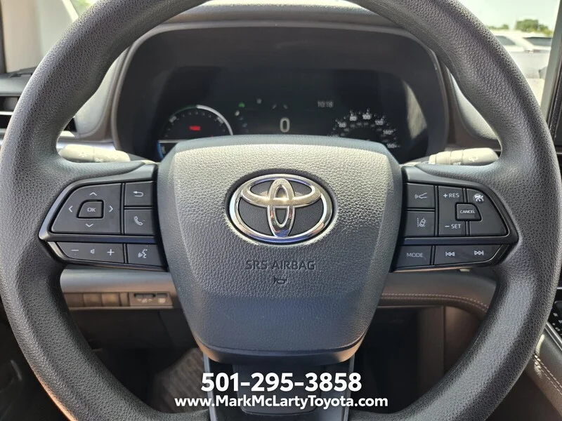 Used 2025 Ice TOYOTA LE FWD 8-PASSENGER image 21