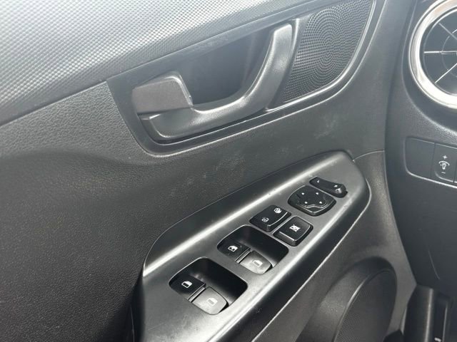 Used 2022 White Hyundai SE image 18