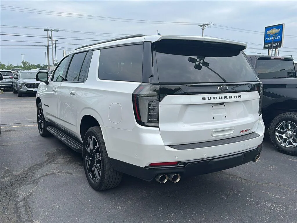 Used 2025 Iridescent Pearl Tricoat Chevrolet RST image 3