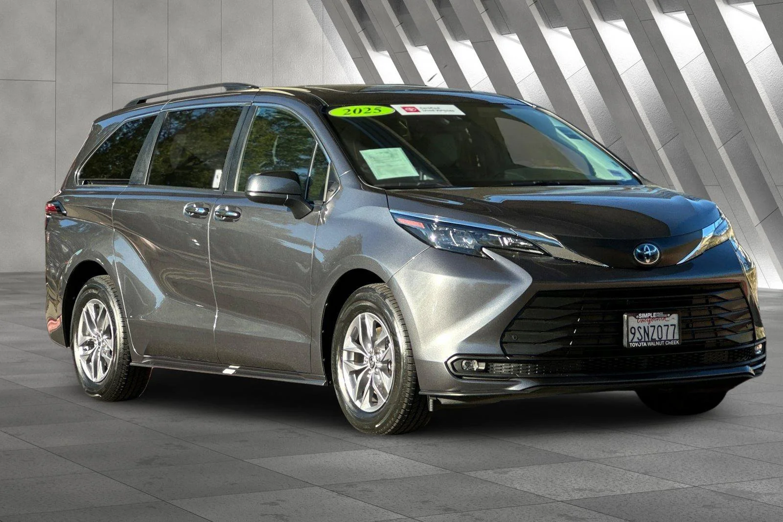 2025 Toyota Sienna XLE - Photo 14