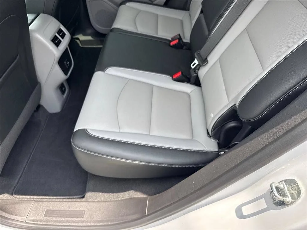 Used 2023 Summit White GMC SLT image 13