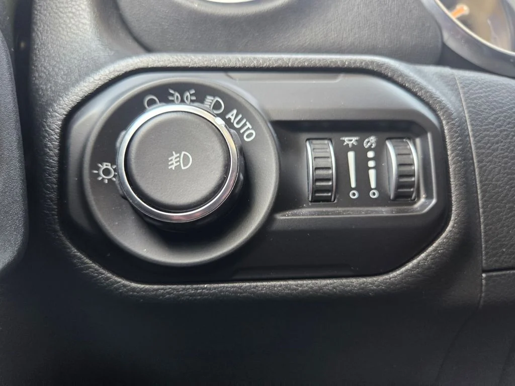 Used 2020 Green Jeep Unlimited Sahara image 12