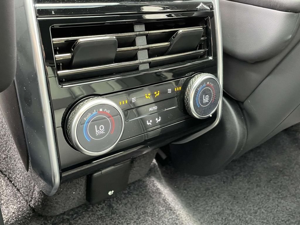 New 2026 Fuji White Land Rover SE image 21