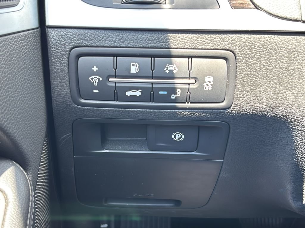 Used 2019 Casablanca White Genesis 3.8 image 29
