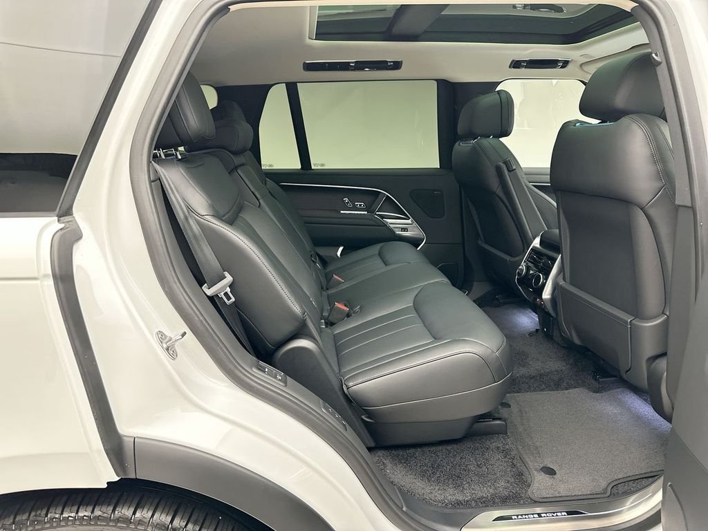 Certified Used 2025 Fuji White Land Rover SE image 5