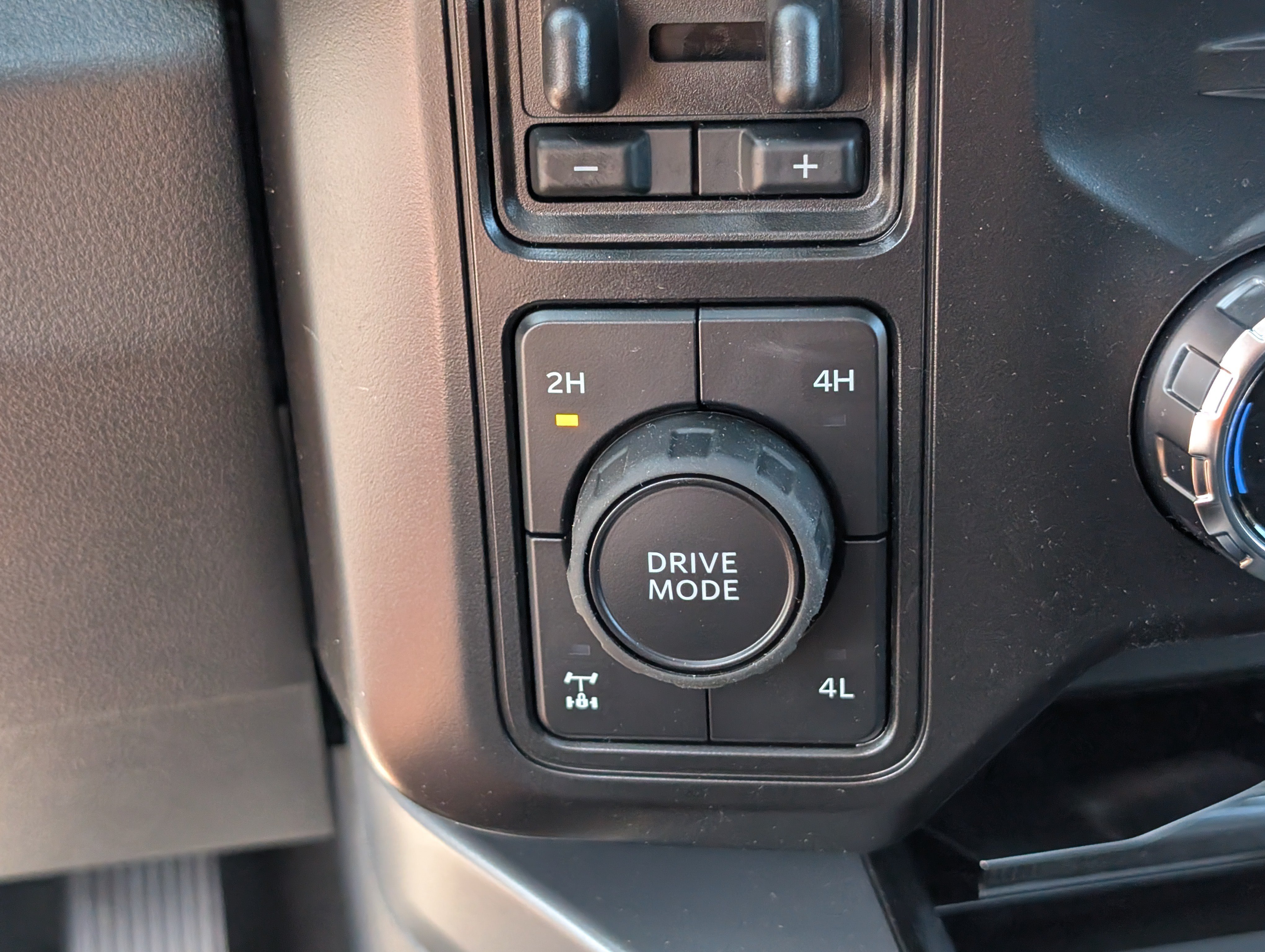New 2026 CARBONIZED GRAY FORD Lariat image 31