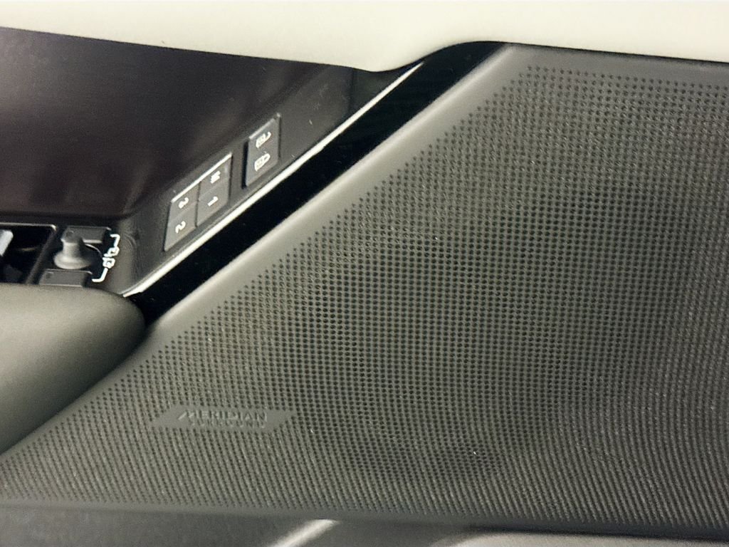 New 2026 Santorini Black Land Rover Dynamic SE image 17