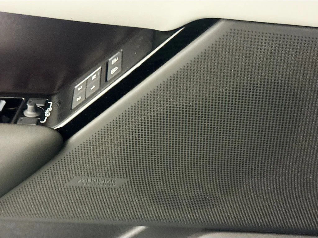 New 2026 Santorini Black Land Rover Dynamic SE image 17