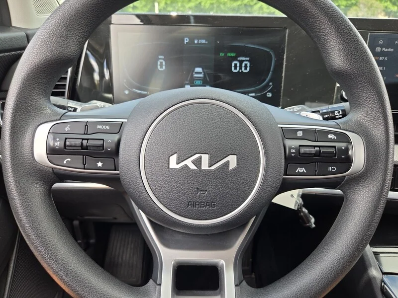 Used 2025 Snow White Pearl KIA LX image 28