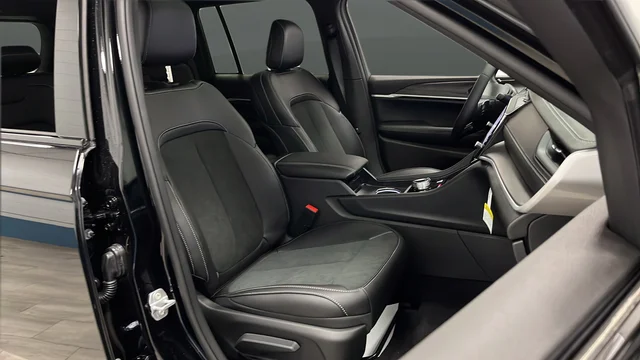 New 2026 Diamond Black Crystal Pearl-Coat Exterior Paint Jeep Altitude image 25