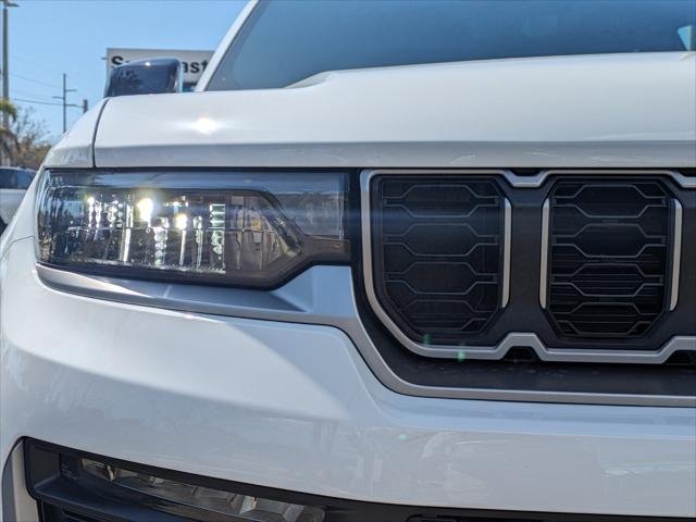 New 2026 Bright White Clear-Coat Exterior Paint Jeep Limited image 35
