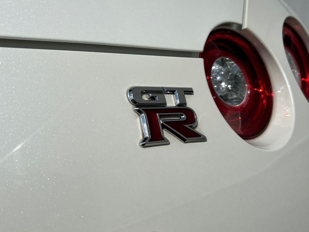 Used 2015 White Nissan Black Edition image 23