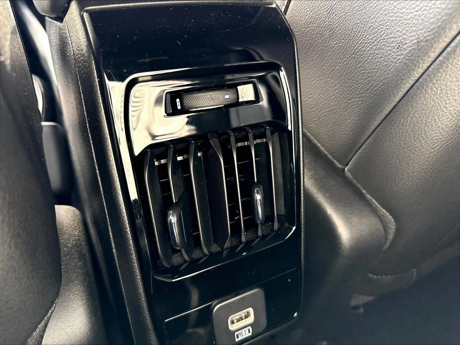 Used 2023 Bright White Clearcoat Jeep Latitude Lux image 13