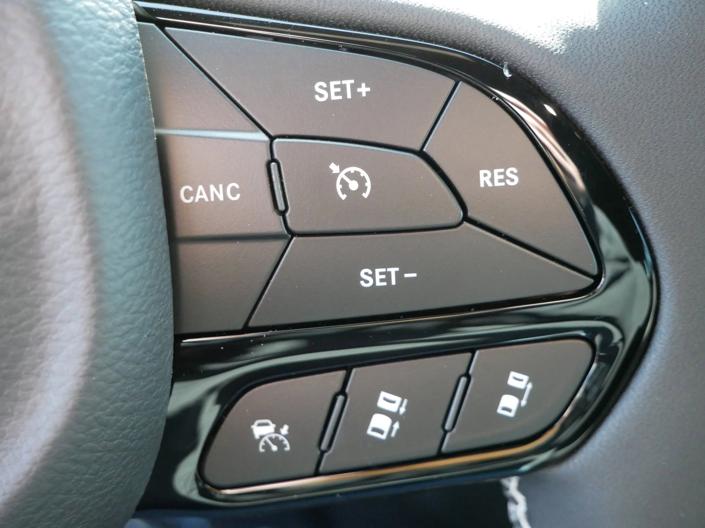 New 2026 Diamond Black Crystal Pearl-Coat Exterior Paint Chrysler Select image 17
