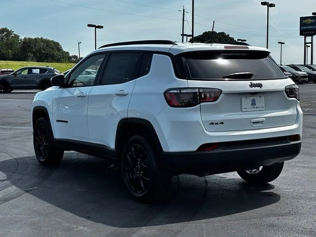 New 2026 Bright White Clear-Coat Exterior Paint Jeep Latitude image 5