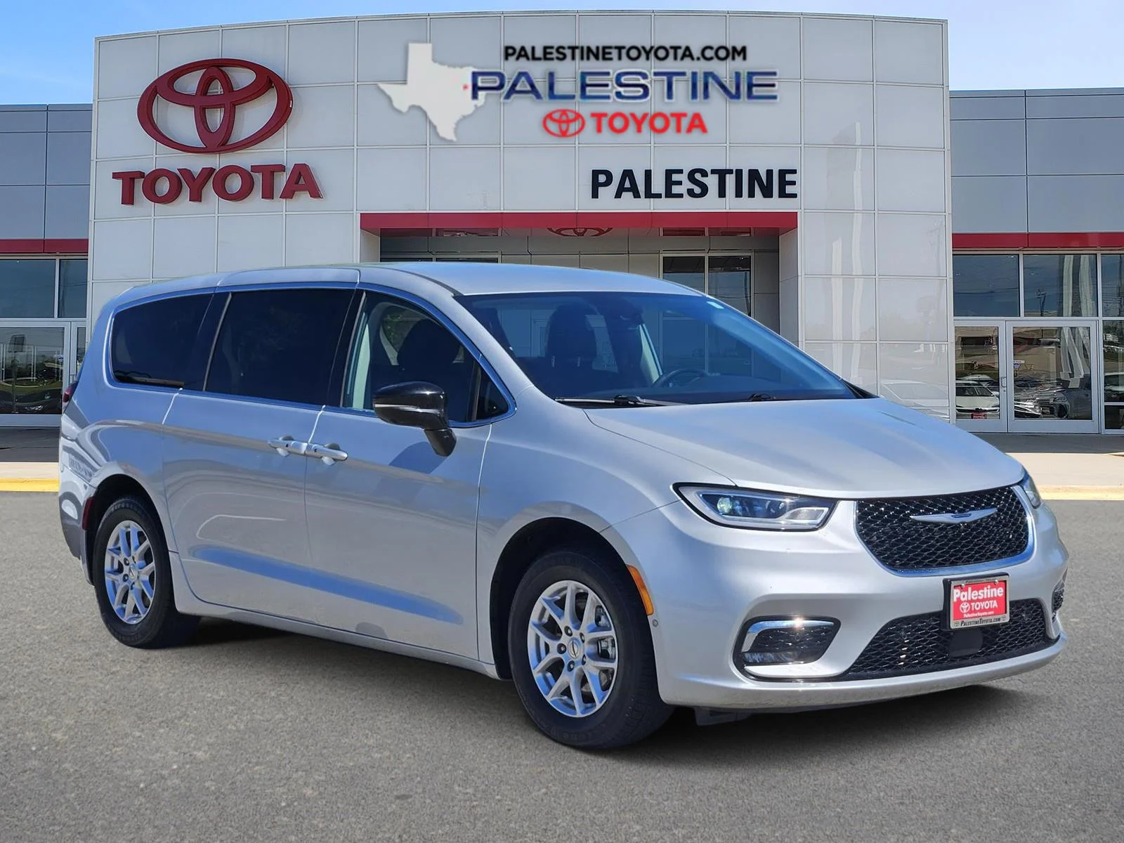 2024 Chrysler Pacifica Touring L's photo