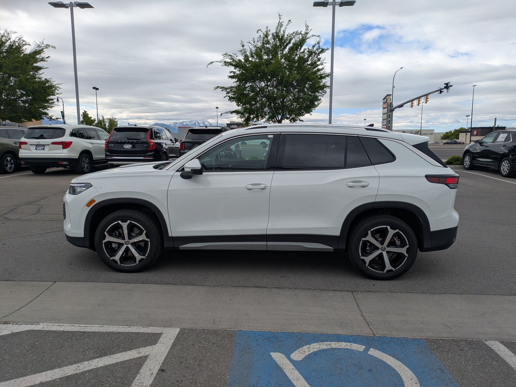 New 2026 Pure White Volkswagen SE image 7