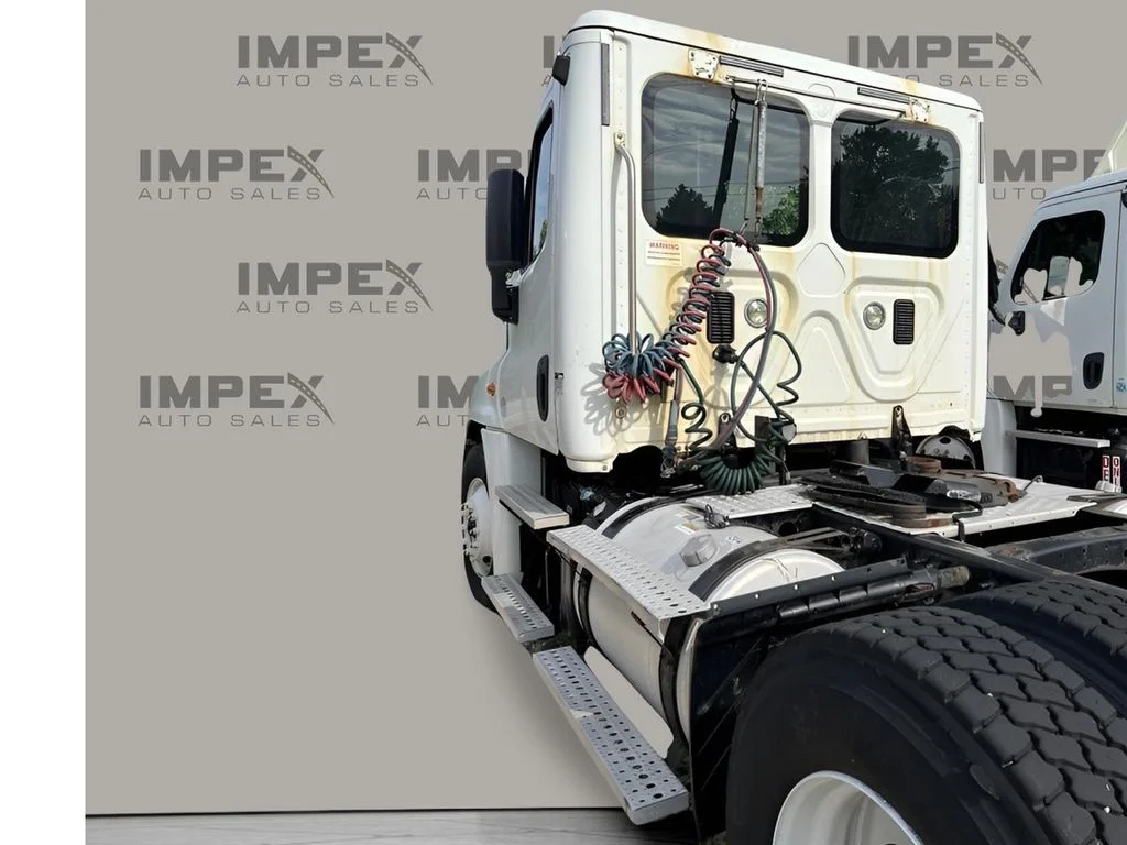 Used 2015  Freightliner Day-Cab image 5