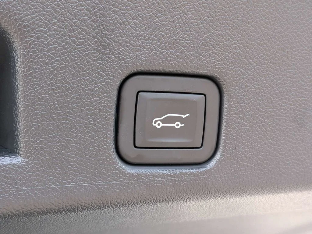 Used 2024 White GMC Elevation image 12