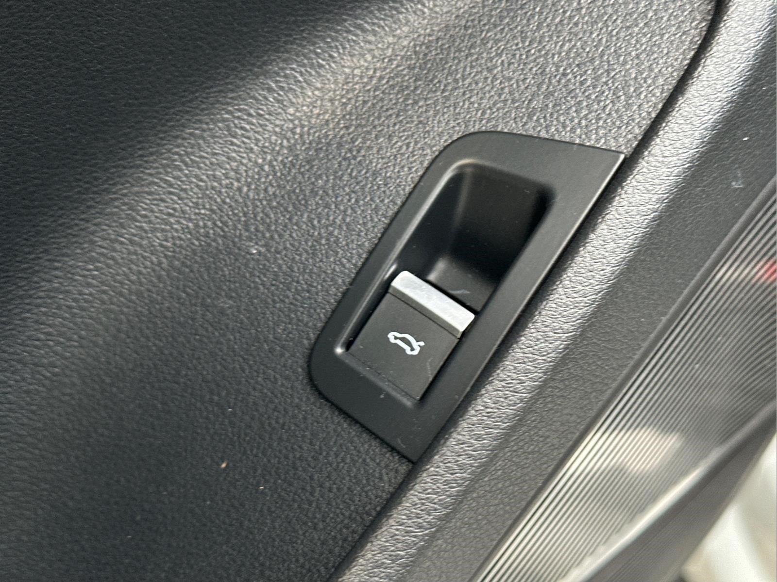 Used 2021 Glacier White Metallic Audi  image 23