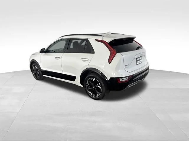 Used 2023 White Kia Wave image 9