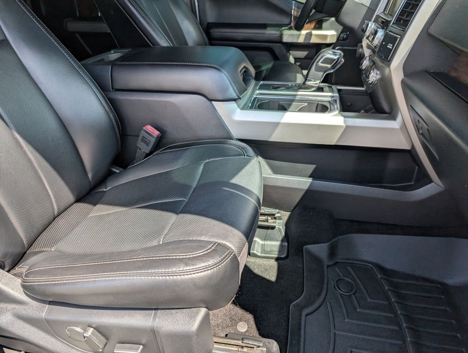 Used 2018 Oxford White Ford Lariat image 27
