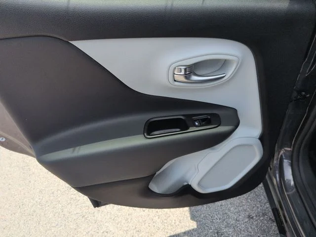 Used 2022 Gray Jeep Limited image 26