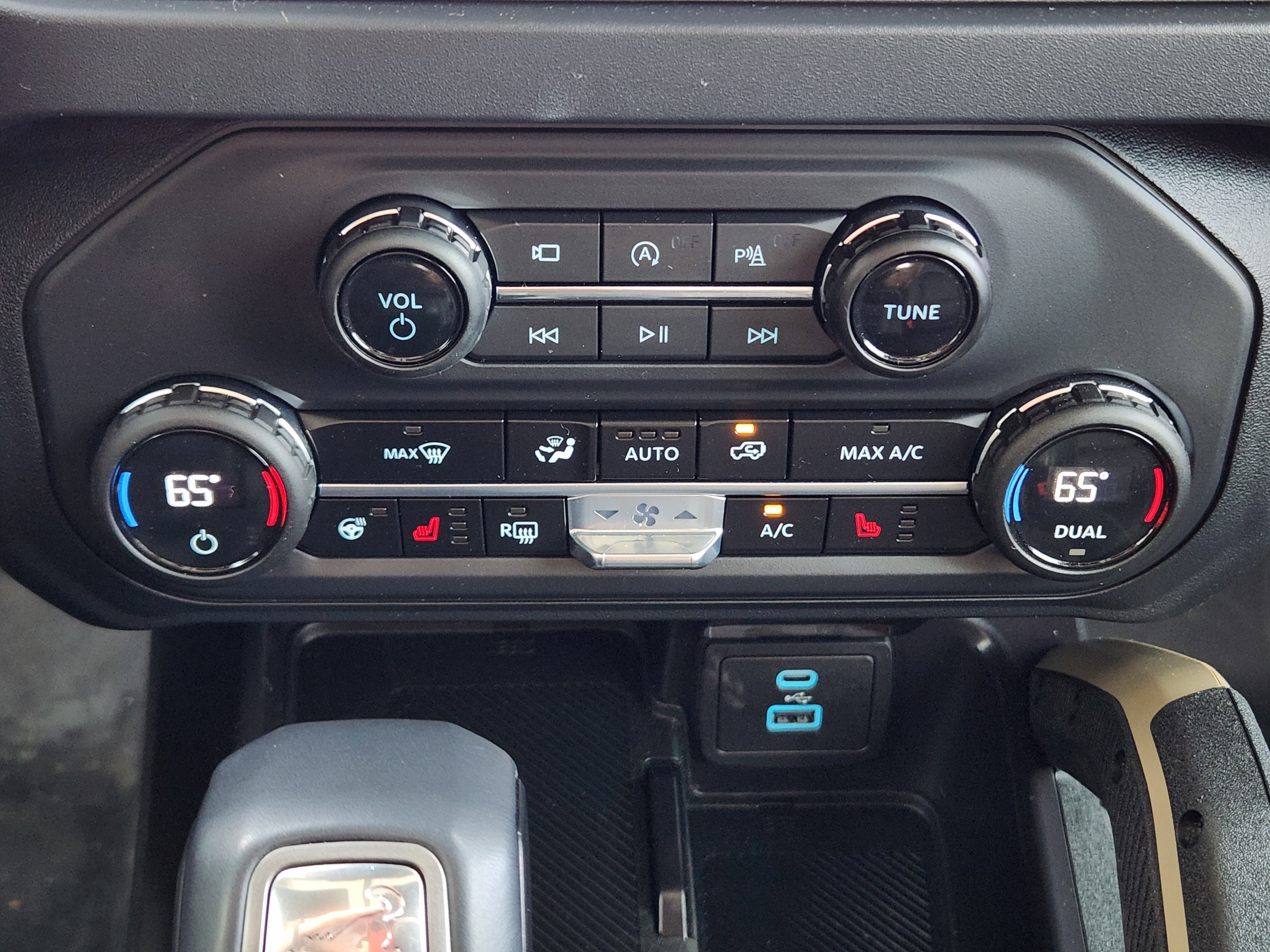 Used 2025 Desert Sand Ford Badlands image 21