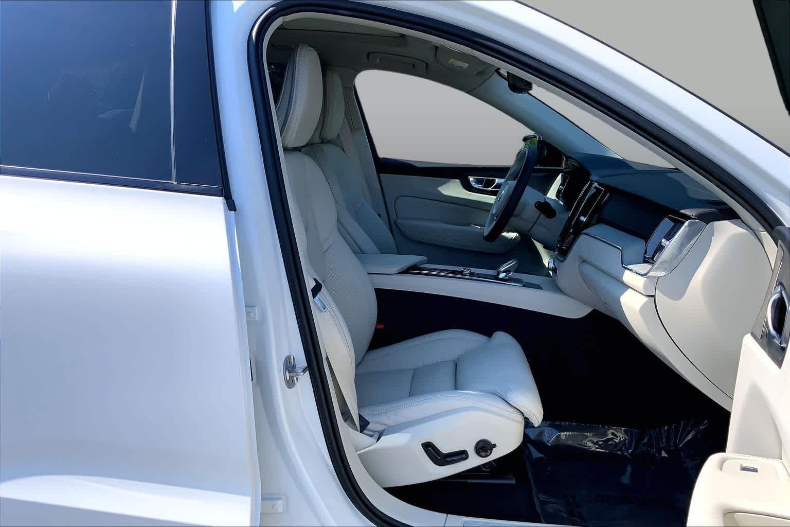 Used 2024 Crystal White Metallic Volvo Ultimate Dark Theme image 9