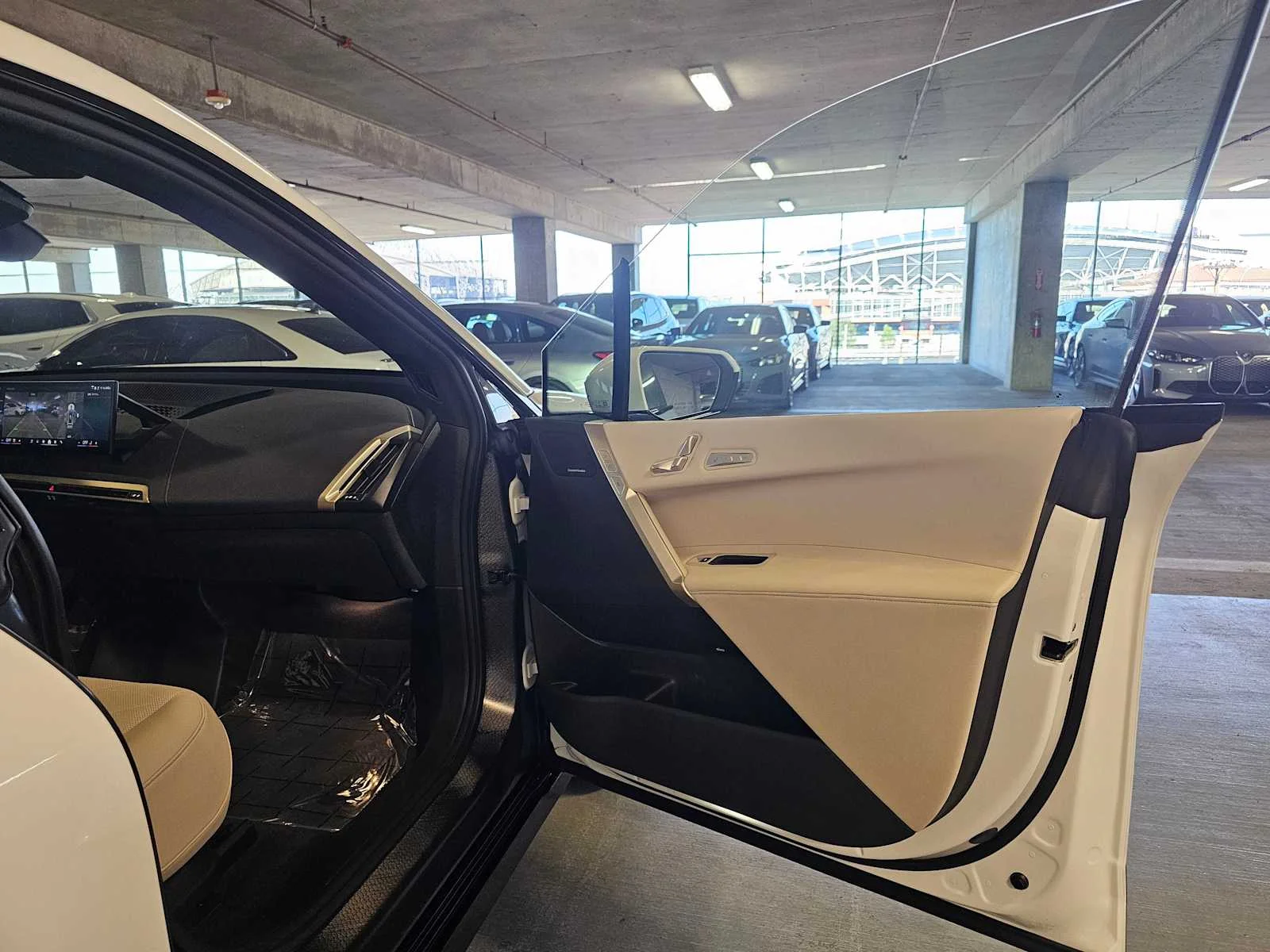 Certified Used 2024 Alpine White BMW xDrive50 image 29