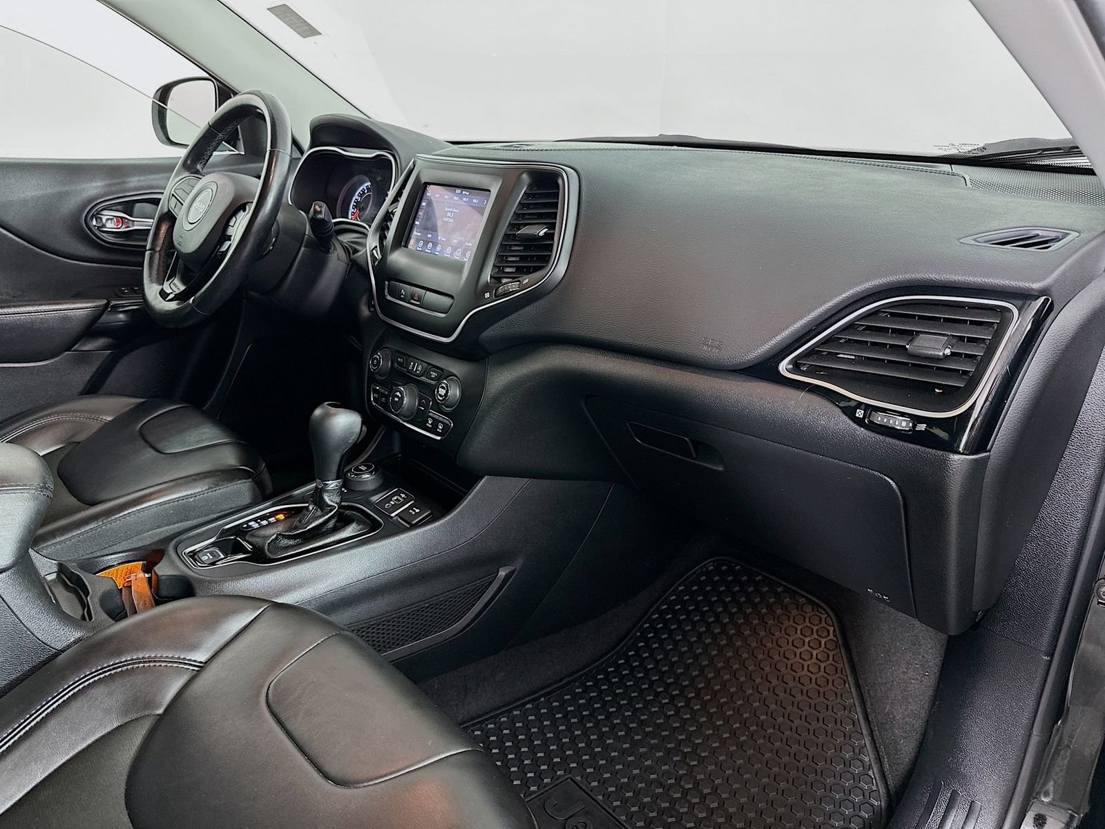 Used 2020 Diamond Black Crystal Pearlcoat Jeep Latitude Plus image 28