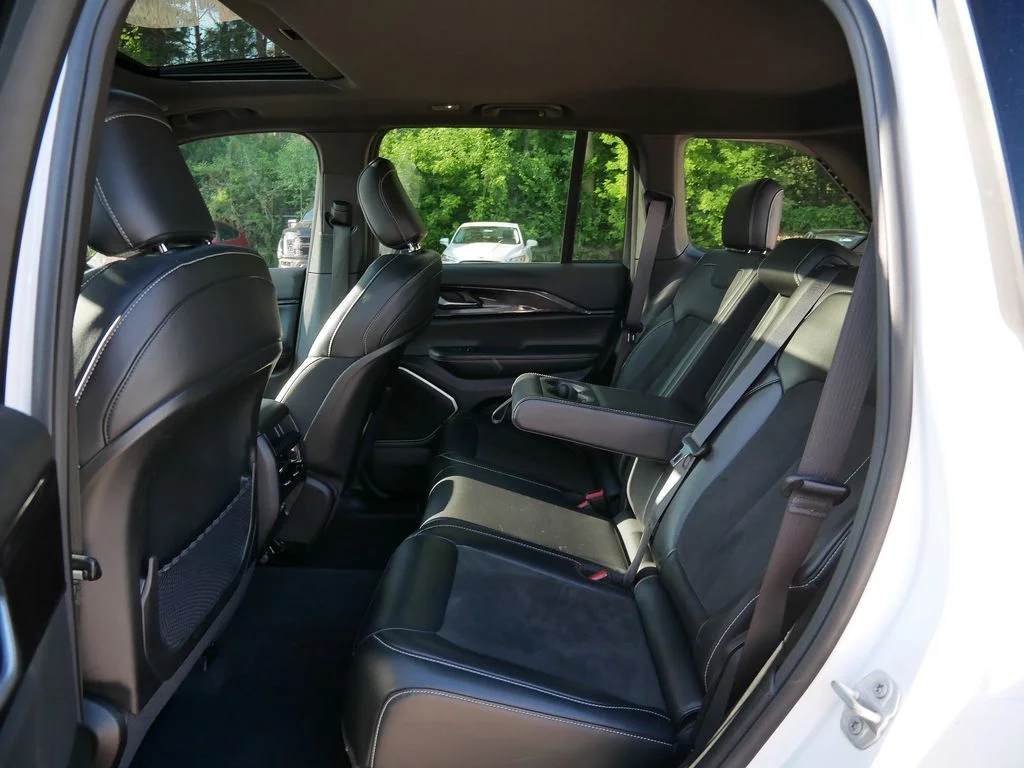 Used 2022 White Jeep Altitude image 11