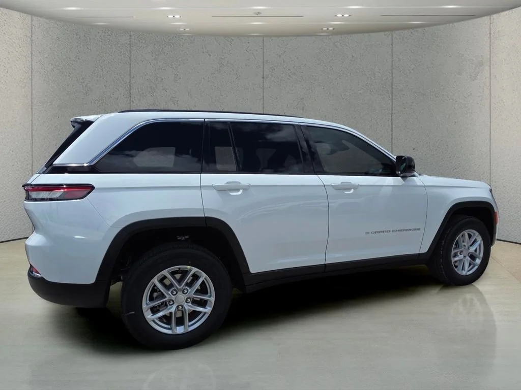 New 2026 Bright White Clear-Coat Exterior Paint Jeep Laredo X image 4