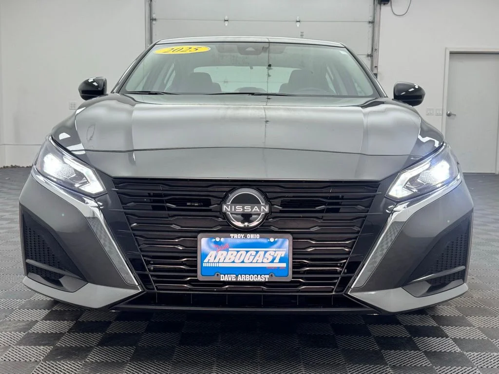 Used 2025 Gun Metallic Nissan 2.5 SV image 10