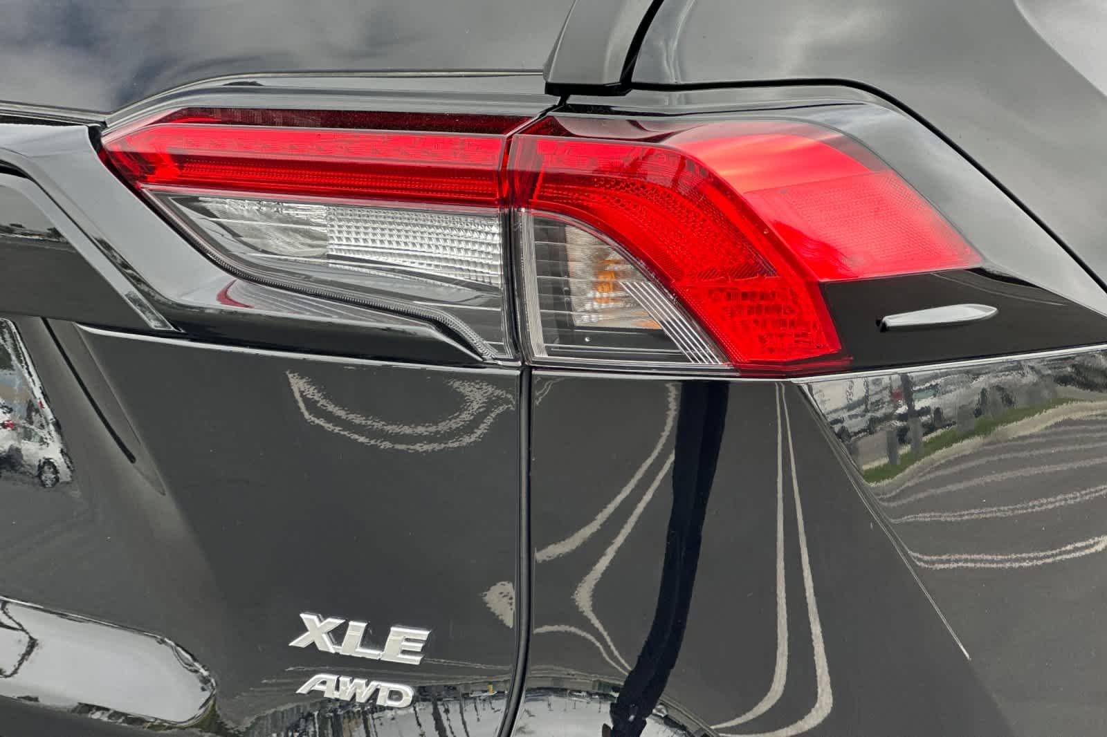 2025 Toyota RAV4 XLE - Photo 25