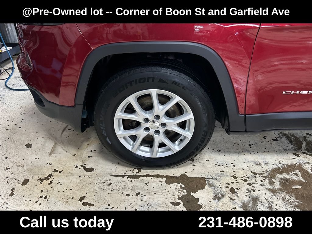 Used 2015 Red Jeep Latitude image 11