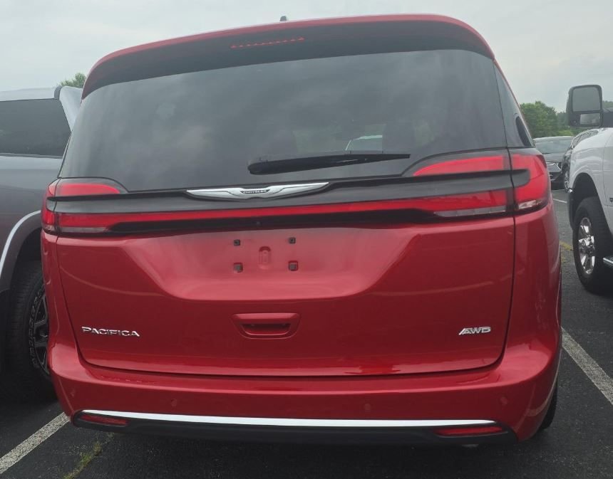 Used 2025 Red Chrysler Pinnacle image 5
