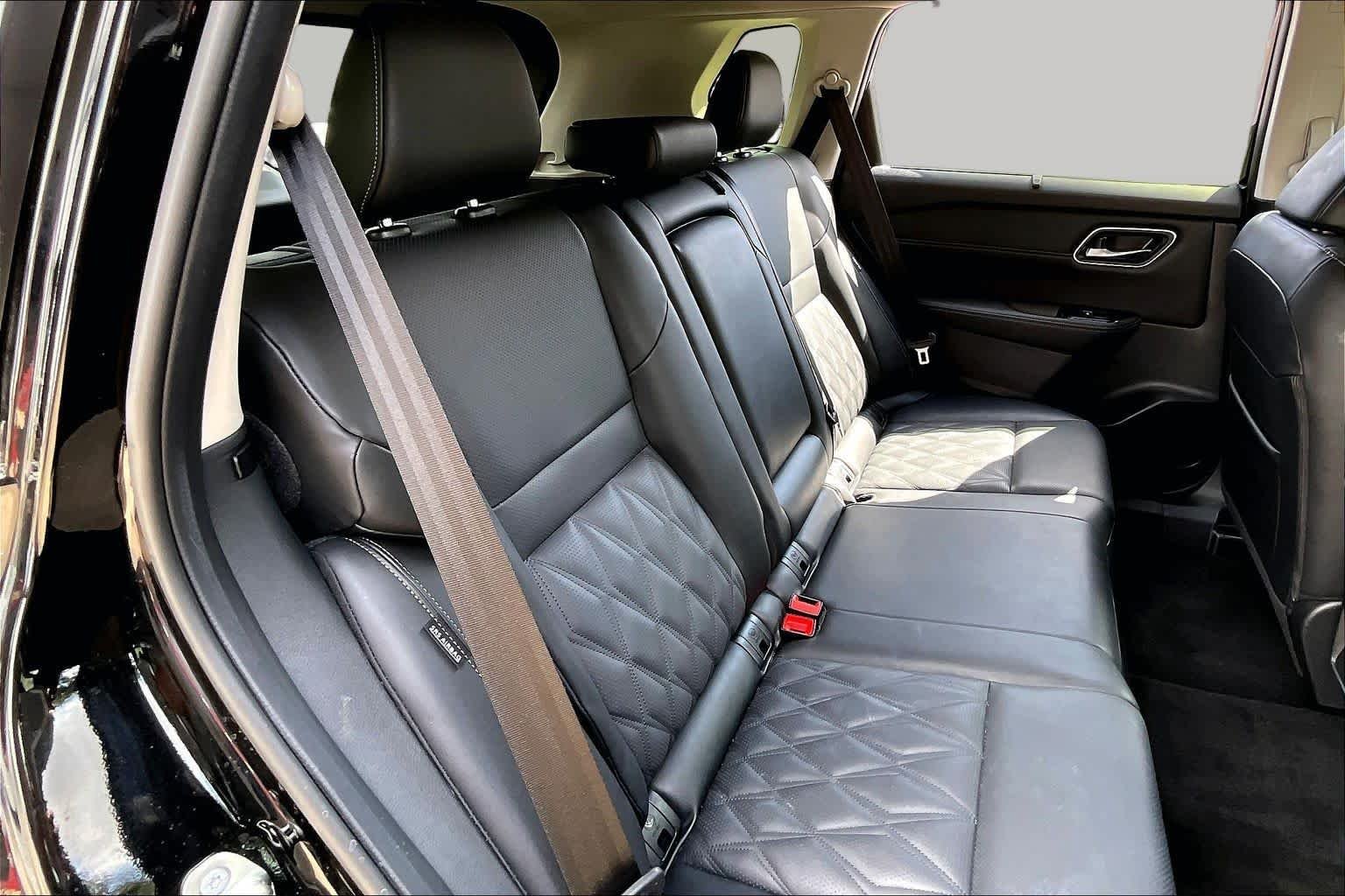 Used 2025 Super Black Nissan Platinum image 21