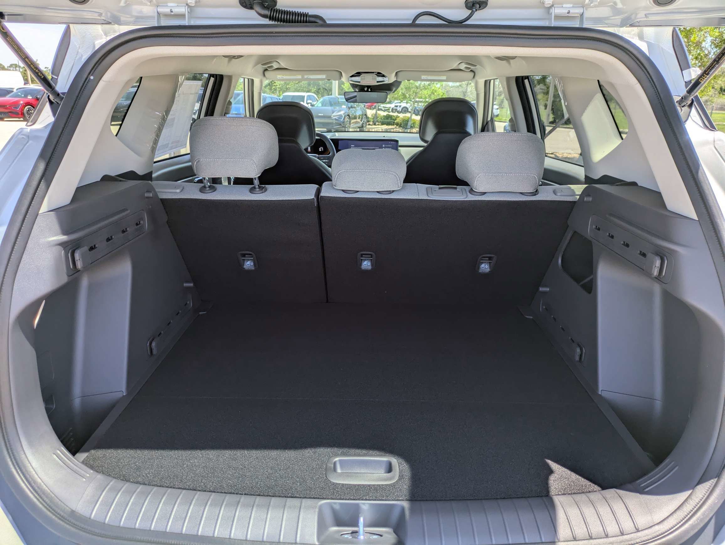 New 2027 Ivory Silver Kia S image 15