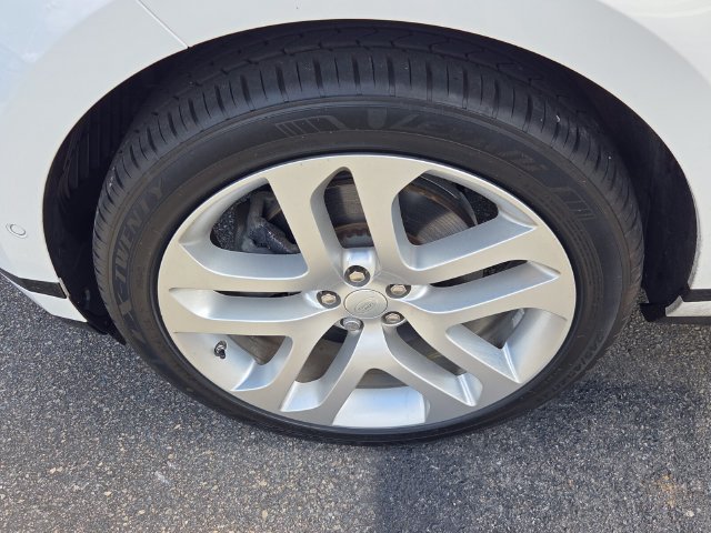 Used 2020  Land Rover R-Dynamic SE image 5