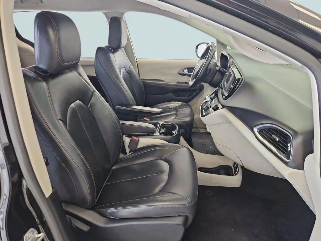 Used 2017 Brilliant Black Crystal Pearlcoat Chrysler Touring L image 28