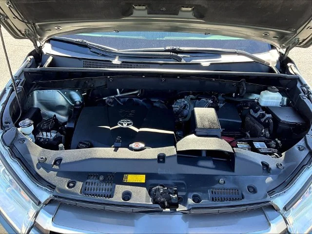 Used 2018 Green Toyota XLE image 37