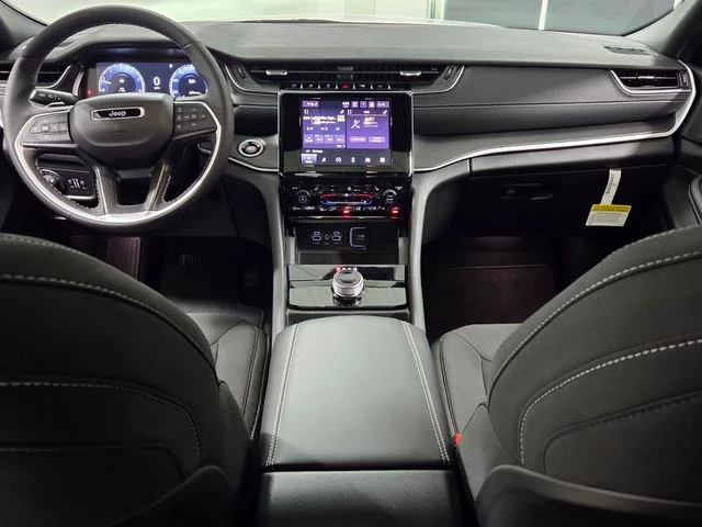 New 2026 Bright White Clear-Coat Exterior Paint Jeep Laredo X image 8