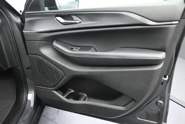 New 2026 Baltic Gray Metallic Clear-Coat Exterior Paint Jeep Laredo X image 19