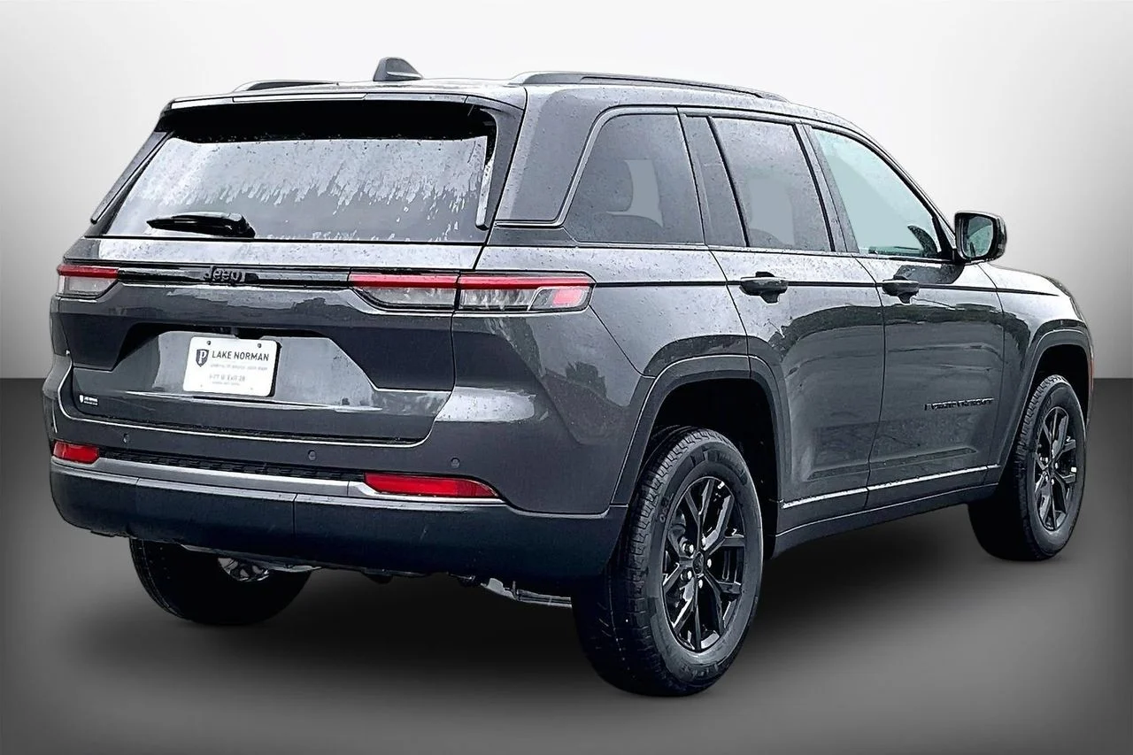 New 2026 Baltic Gray Metallic Clearcoat Jeep Altitude image 8
